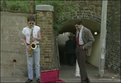 Qu'étudiait Rowan Atkinson, à l'université, lorsqu'il a inventé le personnage de Mr Bean ?