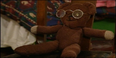 Dans l'épisode ''Joyeux Noël, Mr Bean'' dans quoi Mr Bean se coince-t-il la tête ?