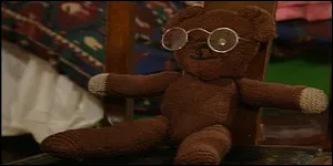 Dans l'&eacute;pisode ''Joyeux No&euml;l, Mr Bean'' dans quoi Mr Bean se coince-t-il la t&ecirc;te ?