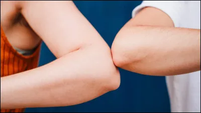 Quelle expression utilisera-t-on en anglais pour dire "se serrer les coudes" ?