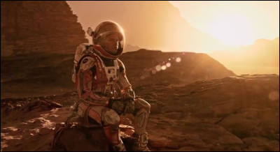 Matt Damon incarne le personnage principal, Mark Watney, un astronaute laissé pour mort sur la planète Mars par son équipage, après une tempête. Watney lutte pour sa survie en utilisant son ingéniosité pour cultiver de la nourriture et communiquer avec la Terre, tout en attendant une éventuelle mission de sauvetage. Quel est ce film ?