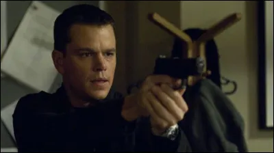 Il joue le rôle de Jason Bourne, un homme amnésique qui découvre qu'il possède des compétences exceptionnelles en matière de combat et d'espionnage. Bourne entreprend un voyage pour découvrir son identité et démêler les mystères de son passé tout en échappant à des poursuivants et en enquêtant sur l'organisation secrète qui l'a recruté. Quel est ce film ?