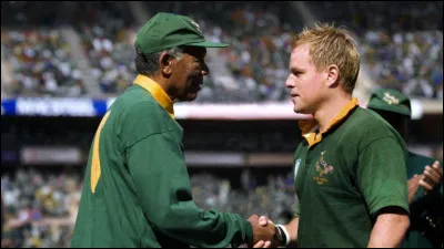 Matt Damon incarne le rôle de François Pienaar, le capitaine de l'équipe nationale de rugby d'Afrique du Sud. Il est convié par Nelson Mandela pour unir le pays divisé par l'apartheid en soutenant l'équipe nationale pendant la Coupe du monde 1995. Quel est ce film ?