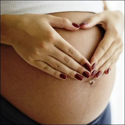 Quelle actrice incarne une future m&egrave;re souffrant d�un cancer du sein pendant sa grossesse dans le film "Haut les c�urs" ?