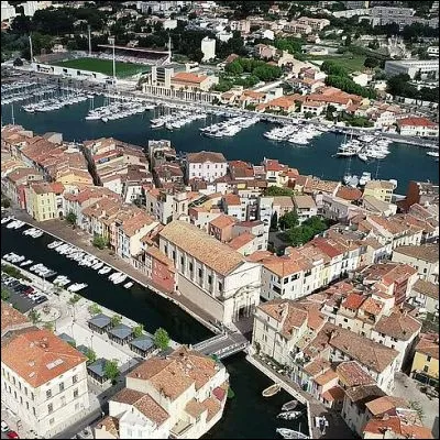 Quelle commune de Provence-Alpes-C&ocirc;te d�Azur, situ&eacute;e entre la mer M&eacute;diterran&eacute;e et l�&eacute;tang de Berre, est surnomm&eacute;e la Venise proven&ccedil;ale ?