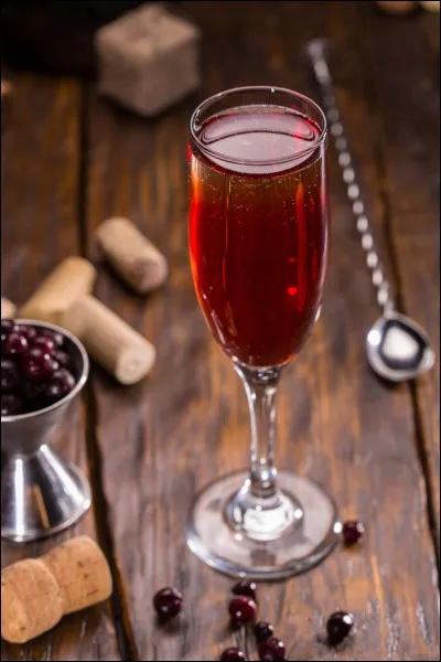 Quelle boisson alcoolisée est réalisée à base de crème de cassis et de vin blanc ?