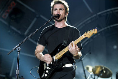 D'après une chanson du colombien Juanes, de quelle couleur est ''La camisa'' ?