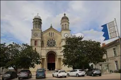 Commune Angevine, dans la vallée de l'Authion, Saint-Clément-des-Levées se situe en région ...