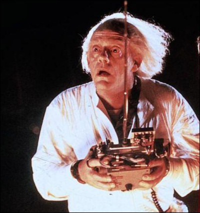 Dans quel film Christopher Lloyd est-il un scientifique qui invente une machine à remonter dans le temps ?