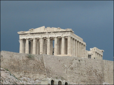 Quel prénom féminin signifie en grec ancien ''Celle qui apporte la victoire'' ?