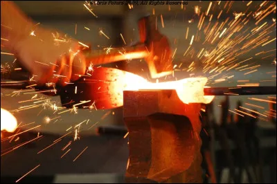 Complétez ce proverbe : ''Il faut battre le fer pendant qu'il est...