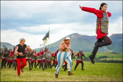 Complétez ce titre de film : ''Astérix et Obélix : Au service de...