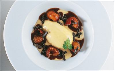 Quelle sauce accompagne les quenelles de brochet, selon une recette d'Alain Ducasse ?