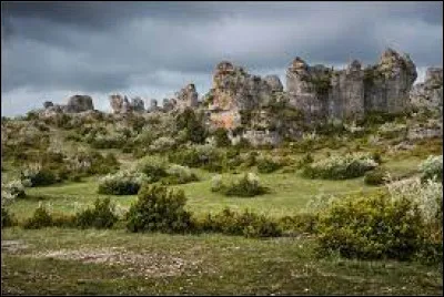 Où se situe le causse du Larzac ?