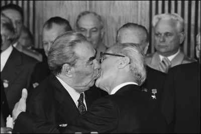 Quel leader soviétique embrasse Hoenker sur cette photographie restée célèbre ?