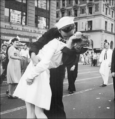Qui a pris cette photo célèbre intitulée ''Le Baiser du marin à New York'' ?