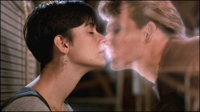 Dans quel film Demi Moore embrasse-t-elle un fantôme ?