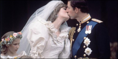 En quelle année a-t-on pu voir Diana et le prince Charles s'embrasser sur le balcon le jour de leur mariage ?