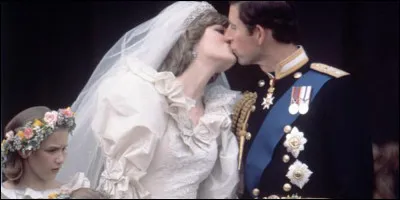 En quelle ann&eacute;e a-t-on pu voir Diana et le prince Charles s'embrasser sur le balcon le jour de leur mariage ?
