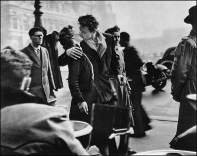 À qui doit-on cette célèbre photo intitulée ''Le Baiser de l'hôtel de ville'' ?