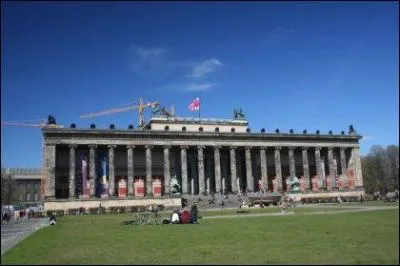 De quel style est l'architecture de l'Altes Museum de Berlin ?