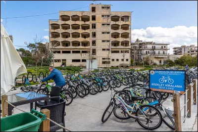 Apr&egrave;s l'intervention militaire de quel pays, la ville chypriote de Varosha est-elle devenue une ville fant&ocirc;me ?