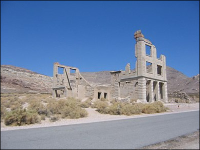 En quelle année est mort le dernier habitant de la ville fantôme de Rhyolite ?