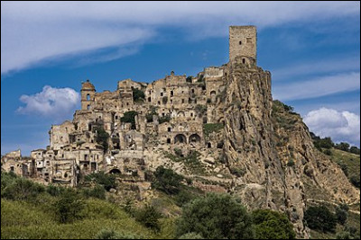 Dans quel pays se trouve la ville fantôme de Craco ?