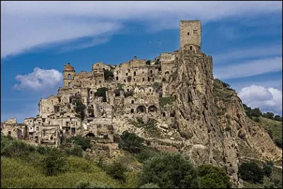 Dans quel pays se trouve la ville fant&ocirc;me de Craco ?