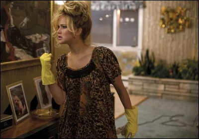 Elle joue le r&ocirc;le de Rosalyn Rosenfeld, l'&eacute;pouse de l'arnaqueur Irving Rosenfeld. Elle est une femme excentrique et instable qui devient un facteur cl&eacute; dans les activit&eacute;s criminelles de son mari. Quel est ce film ?