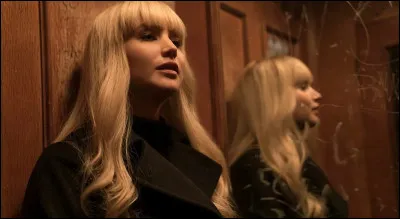 Elle incarne ici le r&ocirc;le de Dominika Egorova, une ballerine qui, apr&egrave;s avoir subi un accident, est recrut&eacute;e de force par les services de renseignements russes pour devenir une espionne. Elle est form&eacute;e pour s&eacute;duire, manipuler et infiltrer des cibles ennemies. Quel est ce film ?