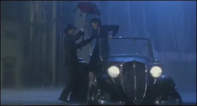 Qui fait la cour à la belle Dora sous la pluie dans lItalie fasciste ?