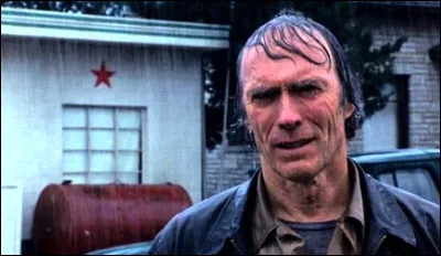 Dans quel film cet acteur se prend-il une sacrée douche ?