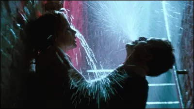 Dans quel film retrouve-t-on cette scène torride sous la pluie entre Kim Basinger et Mickey Rourke ?