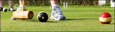Avec quoi frappe-t-on la balle au croquet ?