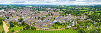 Quel sport oppose chaque année les universités d'Oxford et de Cambridge ?