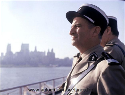 Dans le film ''Le Gendarme à New York'', de quelle nationalité sont les gendarmes avec qui Cruchot et sa bande rivalisent lors de la traversée en bateau ?