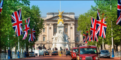 Quel journal anglais a titré ''Nous restons unis'' au lendemain des attaques contre Charlie Hebdo en 2015 ?