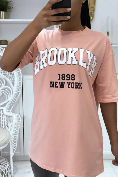 Qui porte un t-shirt oversize rose ?