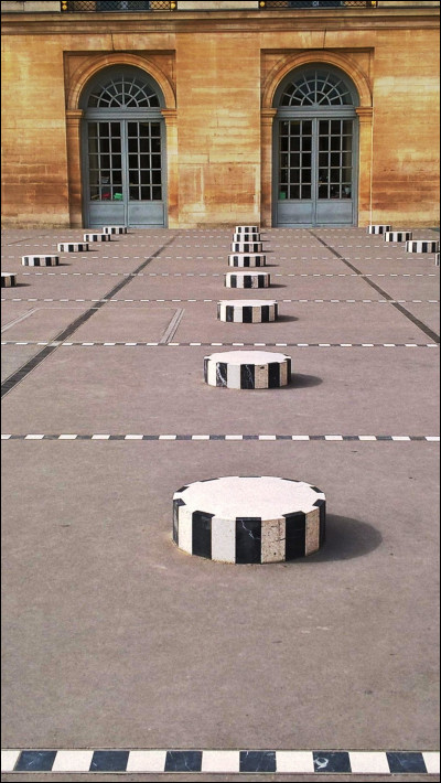 Quel est le véritable nom de l'uvre communément appelée ''Les colonnes de Buren'' ?