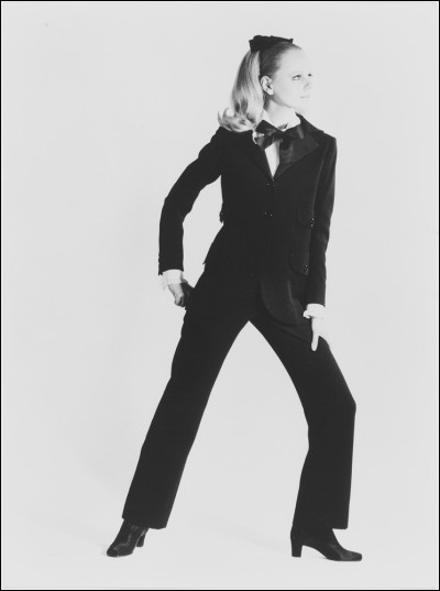 Quel couturier crée, en 1966, le smoking féminin noir et blanc ?