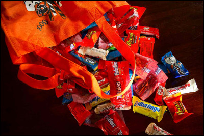 Que fais-tu le soir d'Halloween après avoir récolté des bonbons ?