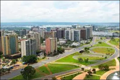 Que faut-il ajouter à "bra" pour obtenir le nom de la capitale du Brésil ?