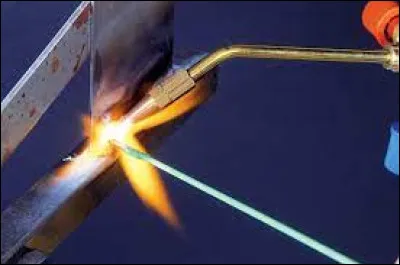 Que faut-il ajouter à "bra" pour obtenir la technique qui permet d'assembler deux pièces métalliques en créant une continuité ?