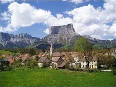 Nous sommes en Auvergne-Rh&ocirc;ne-Alpes, &agrave; Chichilianne. Village de l'aire d'attraction Grenobloise, au pied du mont Aiguille, il se situe dans le d&eacute;partement ...