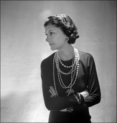 Gabrielle Chanel, dite "Coco Chanel" a ouvert sa première boutique et débuté sa carrière à Paris. Quel métier exerçait-elle, son nom commence par "mo" ou "mau" ?