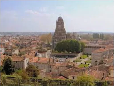 Dans quel département, de la région Aquitaine, se situe la ville de Saintes ? (Photo : panorama sur le quartier Saint-Pierre avec la cathédrale éponyme au centre).