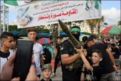 D'après un classement publié par le magazine Forbes en 2014, quelle est la seule organisation terroriste au monde qui soit plus riche que le Hamas ?