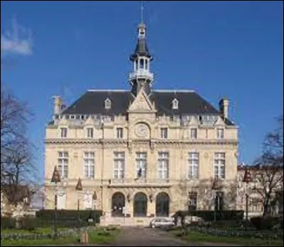 Dans quel département de la région Île-de-France se situe la ville de La Courneuve ? (Photo : son hôtel de ville).