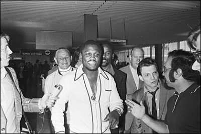 Dans quelle catégorie de poids concourrait Joe Frazier ?